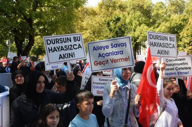 Foto - Sakallı kadın mini etekli erkek istemiyoruz