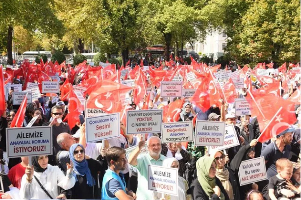 Foto - Sakallı kadın mini etekli erkek istemiyoruz