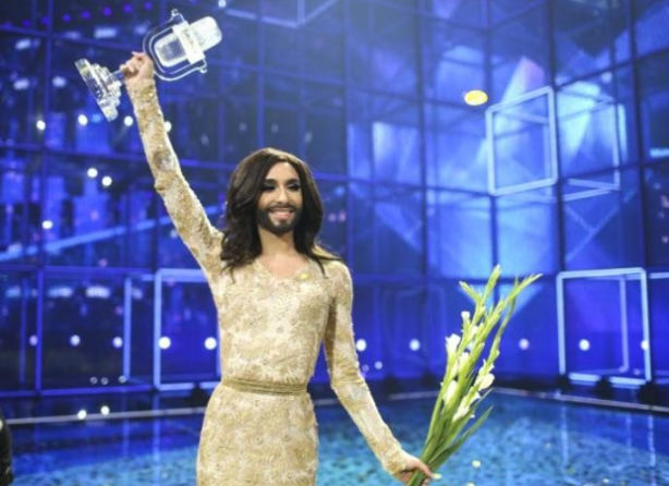 Foto - Sakallı kadın mini etekli erkek istemiyoruz