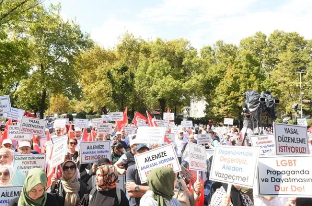 Foto - Sakallı kadın mini etekli erkek istemiyoruz