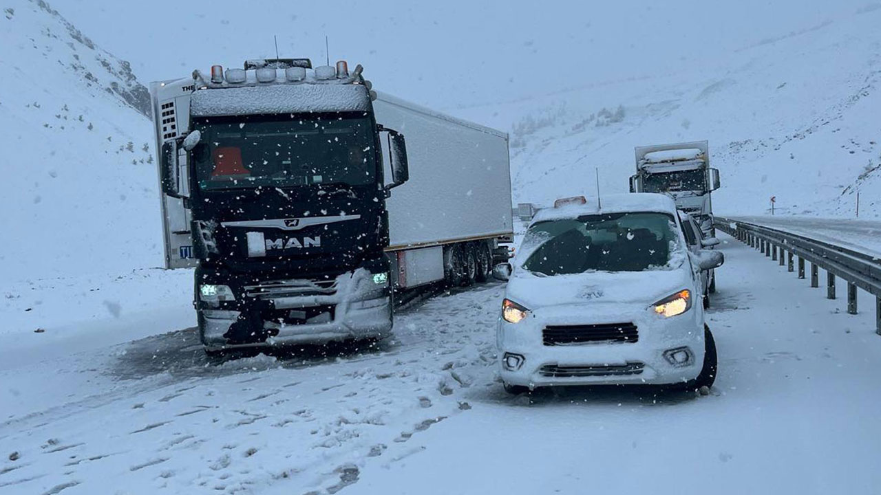 Sakaltutan’da hayat durdu! Nisan ayında kar sürprizi