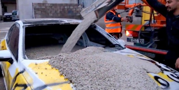 Foto - Şakanın dozunu kaçırıp 700 bin TL'lik otomobilin içine beton döktüler