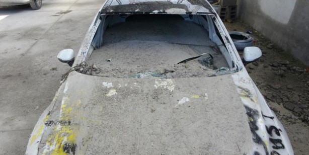 Foto - Şakanın dozunu kaçırıp 700 bin TL'lik otomobilin içine beton döktüler