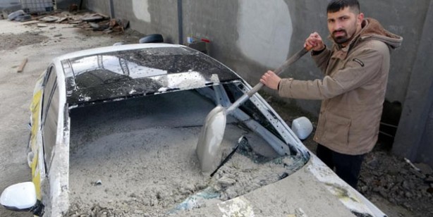 Foto - Şakanın dozunu kaçırıp 700 bin TL'lik otomobilin içine beton döktüler