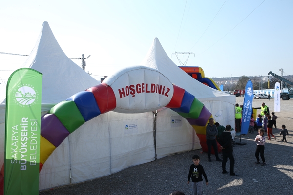 Foto - Sakarya Büyükşehir Belediyesinden depremzedelere destek