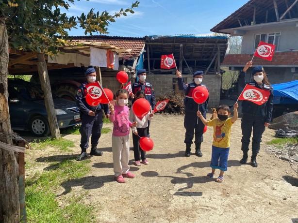 Foto - Sakarya ve Bartın'da çocuklara balon, Türk bayrağı ve hediye dağıtıldı