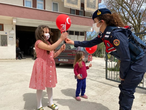 Foto - Sakarya ve Bartın'da çocuklara balon, Türk bayrağı ve hediye dağıtıldı