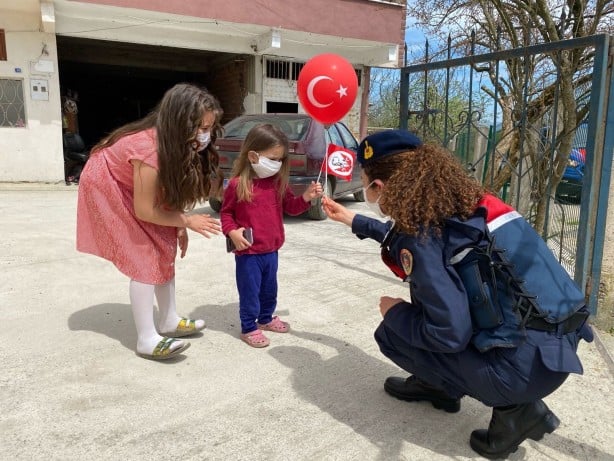 Sakarya ve Bartın'da çocuklara balon, Türk bayrağı ve hediye dağıtıldı