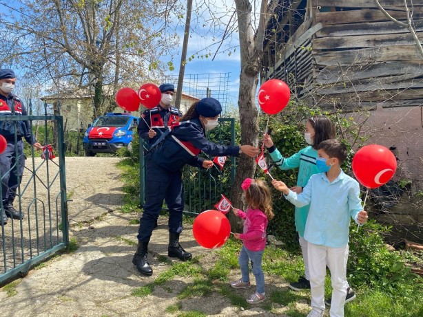 Foto - Sakarya ve Bartın'da çocuklara balon, Türk bayrağı ve hediye dağıtıldı