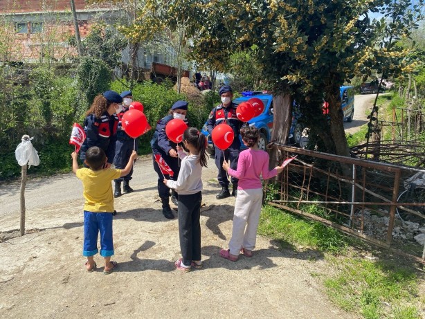 Foto - Sakarya ve Bartın'da çocuklara balon, Türk bayrağı ve hediye dağıtıldı