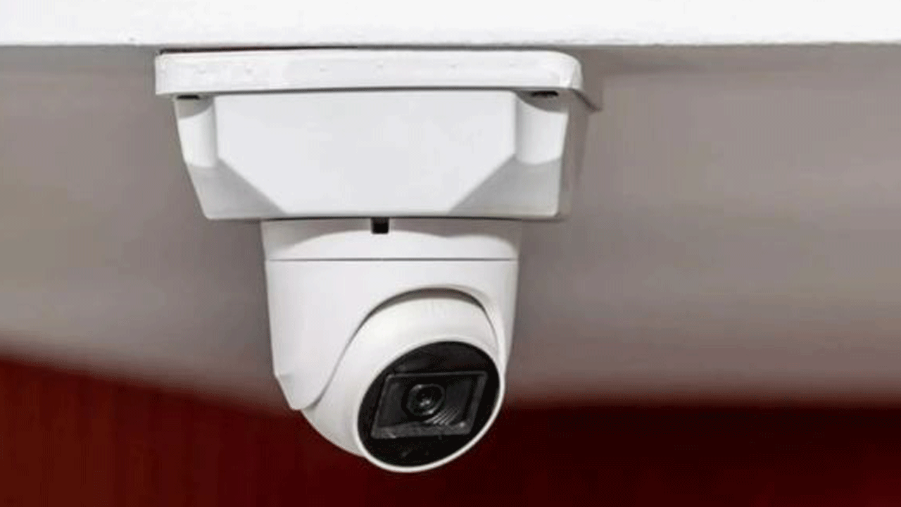 Foto - Sakarya ve Denizli’deki skandallar korkuttu: Odadaki gizli kamera nasıl tespit edilir? Telefon feneriyle 5 dakikada öğrenin!