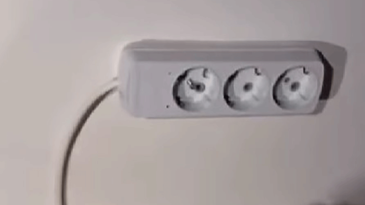 Foto - Sakarya ve Denizli’deki skandallar korkuttu: Odadaki gizli kamera nasıl tespit edilir? Telefon feneriyle 5 dakikada öğrenin!