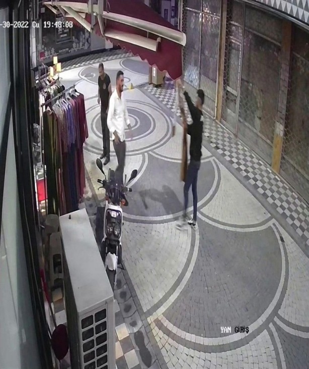 Foto - Sakarya'da ilginç olay! Kedi, mağazadan elbise alıp kaçtı