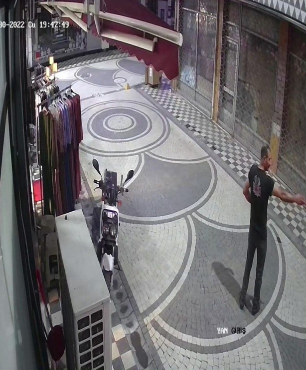 Foto - Sakarya'da ilginç olay! Kedi, mağazadan elbise alıp kaçtı