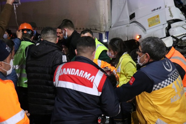 Foto - Sakarya'da katliam gibi kaza! Ortalık savaş alanına döndü!