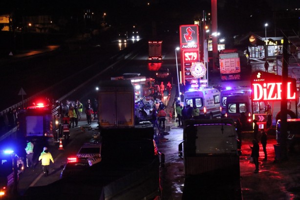 Foto - Sakarya'da katliam gibi kaza! Ortalık savaş alanına döndü!