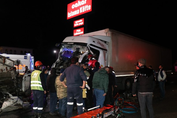 Foto - Sakarya'da katliam gibi kaza! Ortalık savaş alanına döndü!