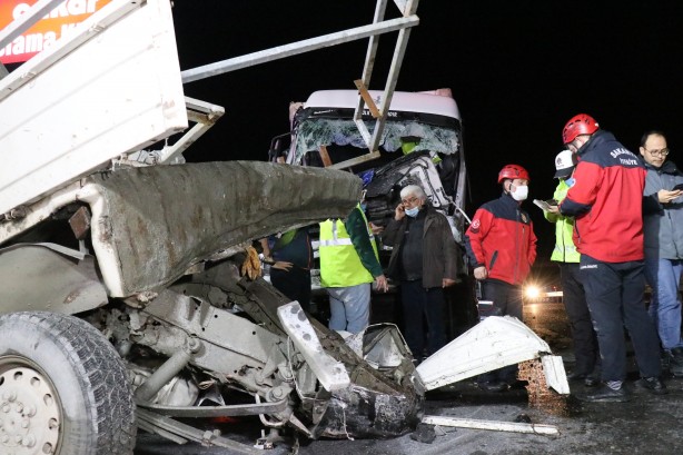 Foto - Sakarya'da katliam gibi kaza! Ortalık savaş alanına döndü!