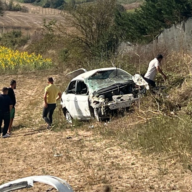 Foto - Sakarya'da taklalar atan otomobil hurdaya döndü