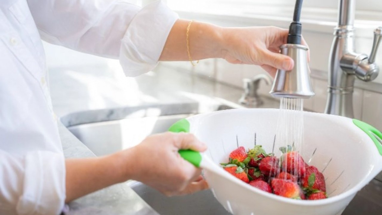 Foto - Saklarken sakın bunu yapmayın! Çileğin bozulmasını sağlayan hata belli oldu