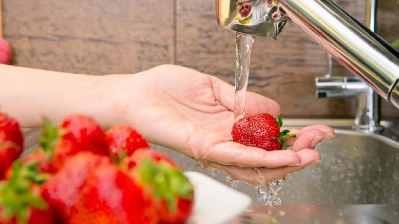 Foto - Saklarken sakın bunu yapmayın! Çileğin bozulmasını sağlayan hata belli oldu