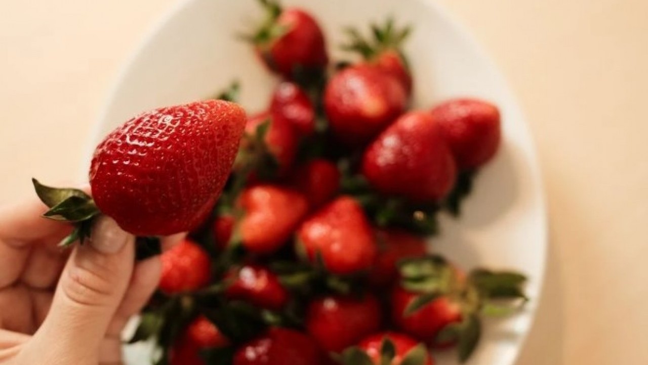 Foto - Saklarken sakın bunu yapmayın! Çileğin bozulmasını sağlayan hata belli oldu