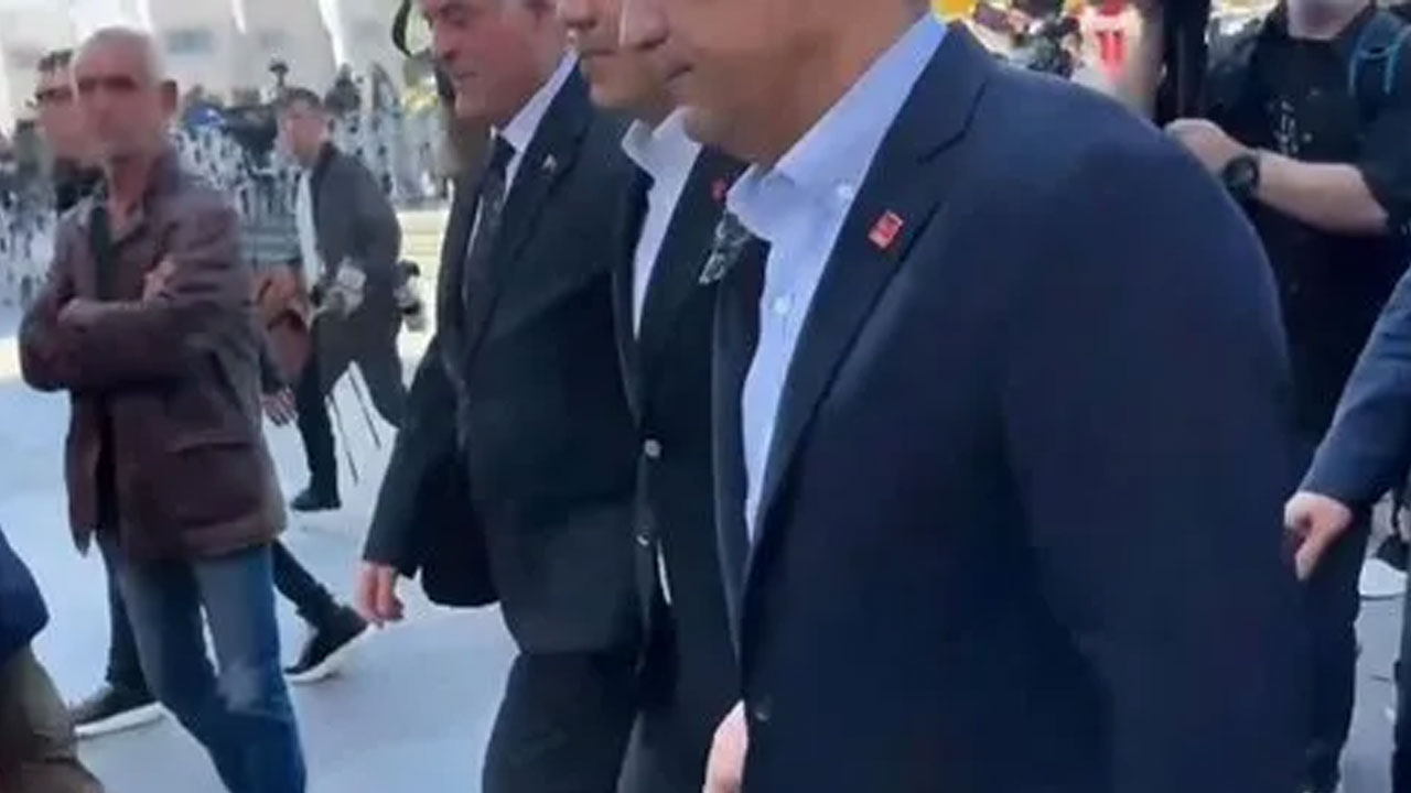 Foto - Saldırganın yeni görüntüleri çıktı! Koruma mı Özgür’ü koruyor Özgür mü korumayı koruyor?