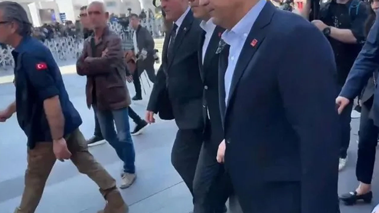 Foto - Saldırganın yeni görüntüleri çıktı! Koruma mı Özgür’ü koruyor Özgür mü korumayı koruyor?