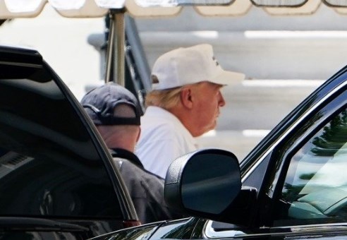 Foto - Salgın da neymiş? Golf varken! Trump’a tepki