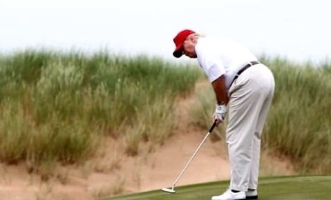 Foto - Salgın da neymiş? Golf varken! Trump’a tepki
