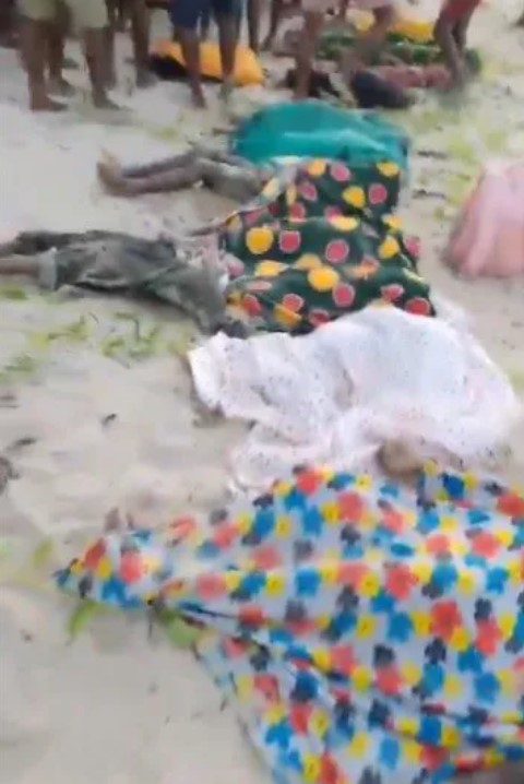 Foto - Salgından kaçıyorlardı... Feribot devrildi! 100'e yakın ölü var