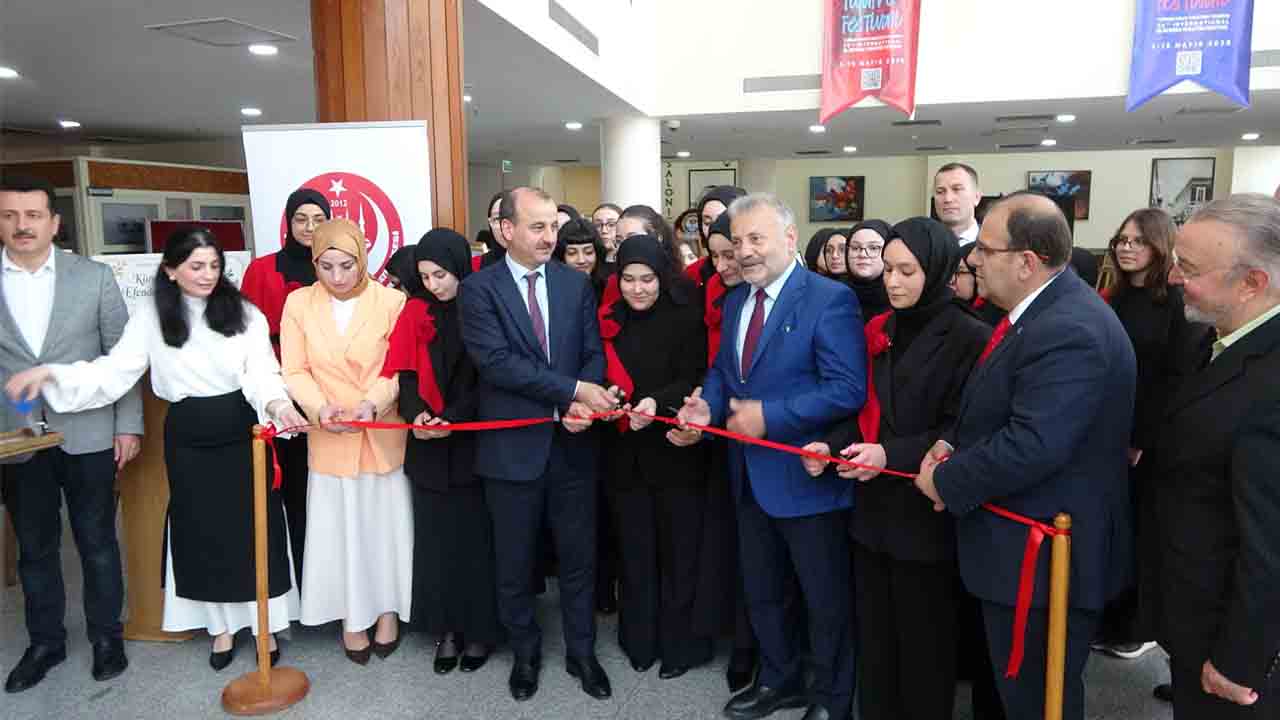 Salonda duygu dolu anlar: İmam Hatiplilerden muhteşem sergi 