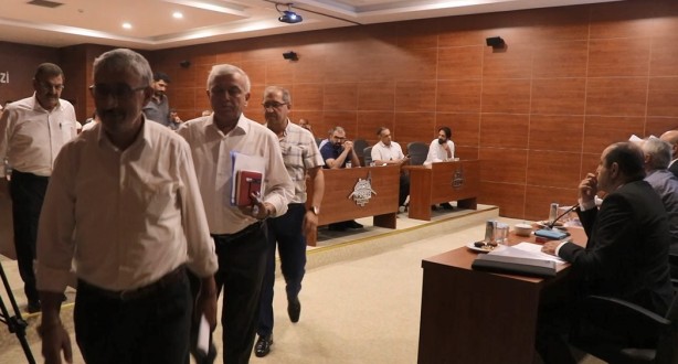 Foto - Salonu terk ettiler! CHP’li başkandan toplantıyı karıştıran sözler