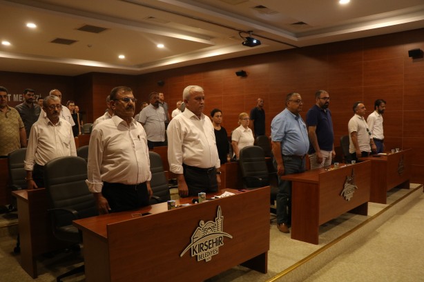 Salonu terk ettiler! CHP’li başkandan toplantıyı karıştıran sözler