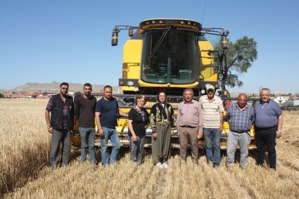 Foto - Şalvar giyip ekin biçti! Kim olduğunu duyunca çok şaşıracaksınız