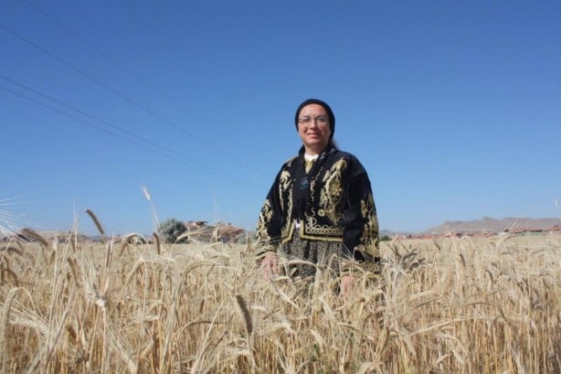 Foto - Şalvar giyip ekin biçti! Kim olduğunu duyunca çok şaşıracaksınız