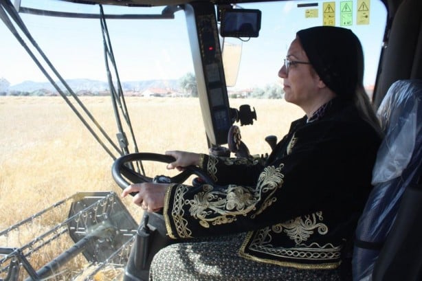 Foto - Şalvar giyip ekin biçti! Kim olduğunu duyunca çok şaşıracaksınız