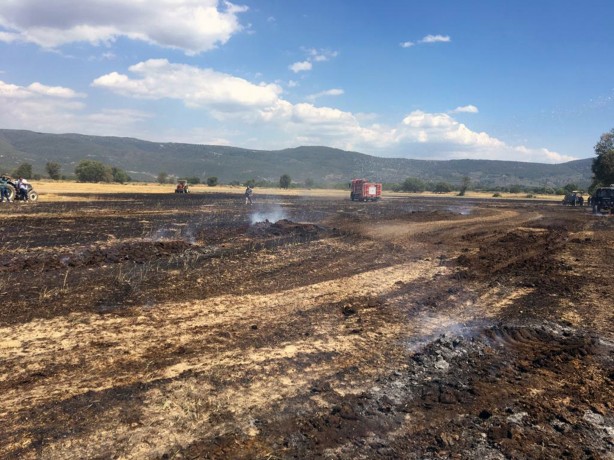 Foto - Saman basma makinesi tarlayı küle çevirdi