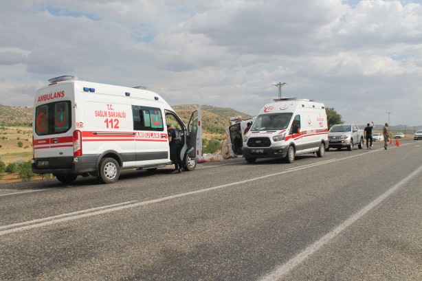 Saman yüklü kamyon devrildi: 1'i çocuk, 3 yaralı