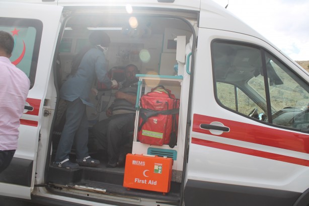 Foto - Saman yüklü kamyon devrildi: 1'i çocuk, 3 yaralı