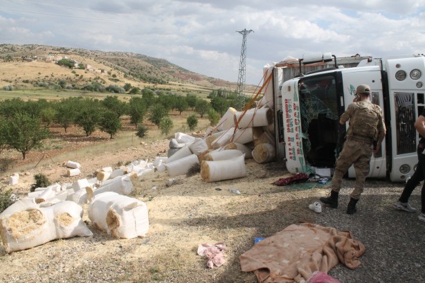 Foto - Saman yüklü kamyon devrildi: 1'i çocuk, 3 yaralı