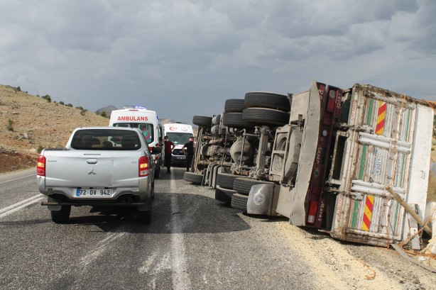 Foto - Saman yüklü kamyon devrildi: 1'i çocuk, 3 yaralı