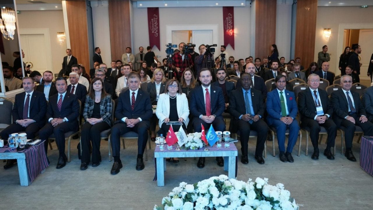 Foto - Samed Ağırbaş: Yerelde Hazır Projeler Var, Dünyanın Bu Projelere Giden Yolu Açması Gerekiyor