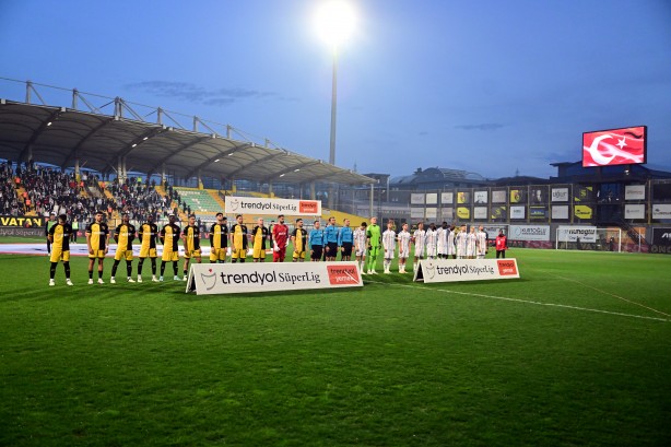 Foto - Samet Aybaba devrede... Beşiktaş'ın ilk transferi belli oldu! Karabağ ile Bayer Leverkusen'e kök söktürmüştü...