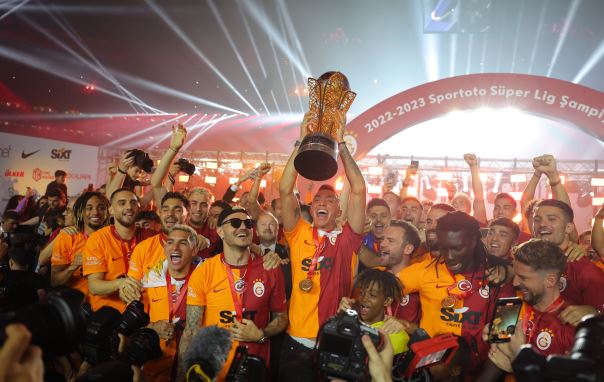Foto - Şampiyon Galatasaray kupayı kaldırdı