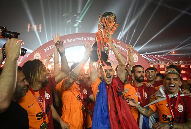 Şampiyon Galatasaray kupayı kaldırdı