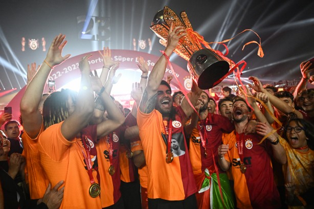 Foto - Şampiyon Galatasaray kupayı kaldırdı