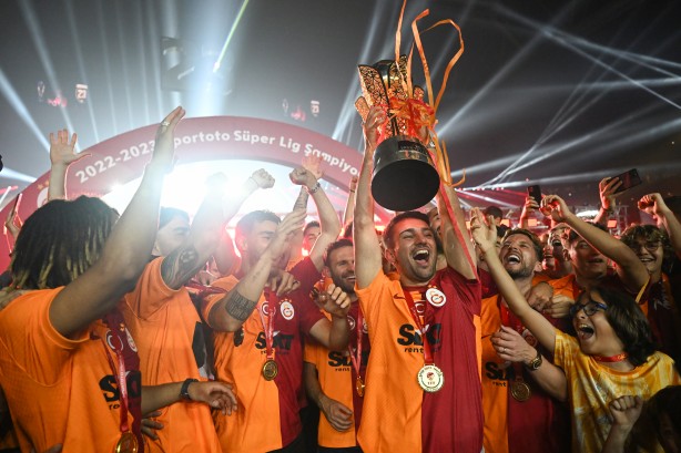 Foto - Şampiyon Galatasaray kupayı kaldırdı