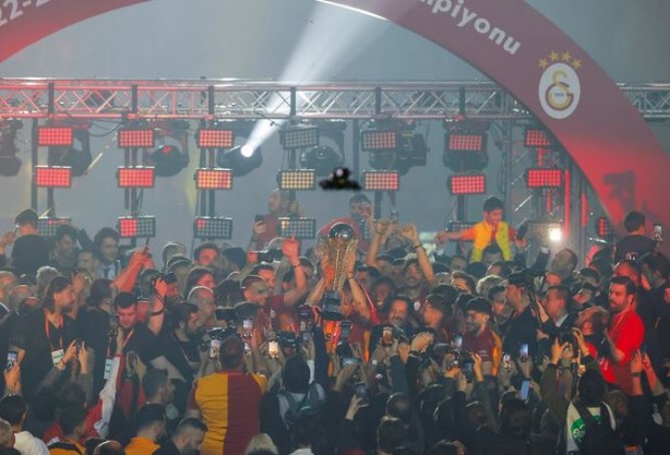 Foto - Şampiyon Galatasaray kupayı kaldırdı