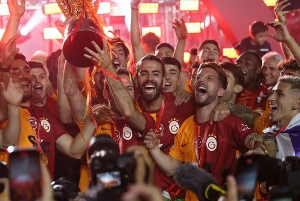 Foto - Şampiyon Galatasaray kupayı kaldırdı